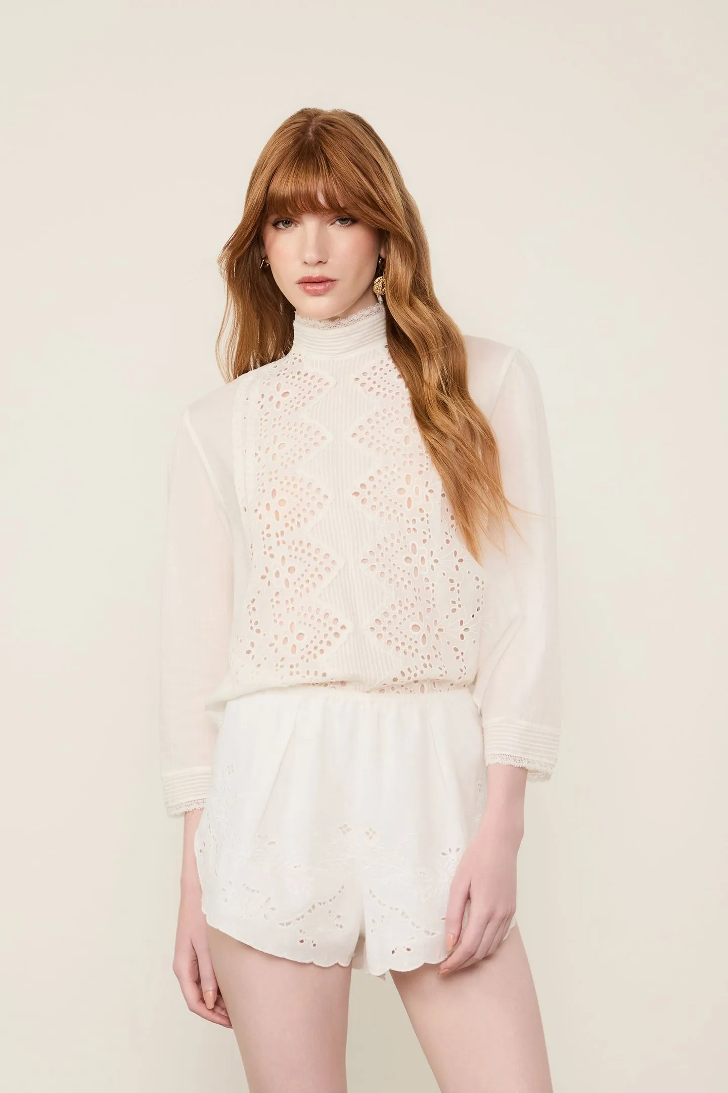 Blusa Off-White Bordada com Gola Alta e Mangas 3/4