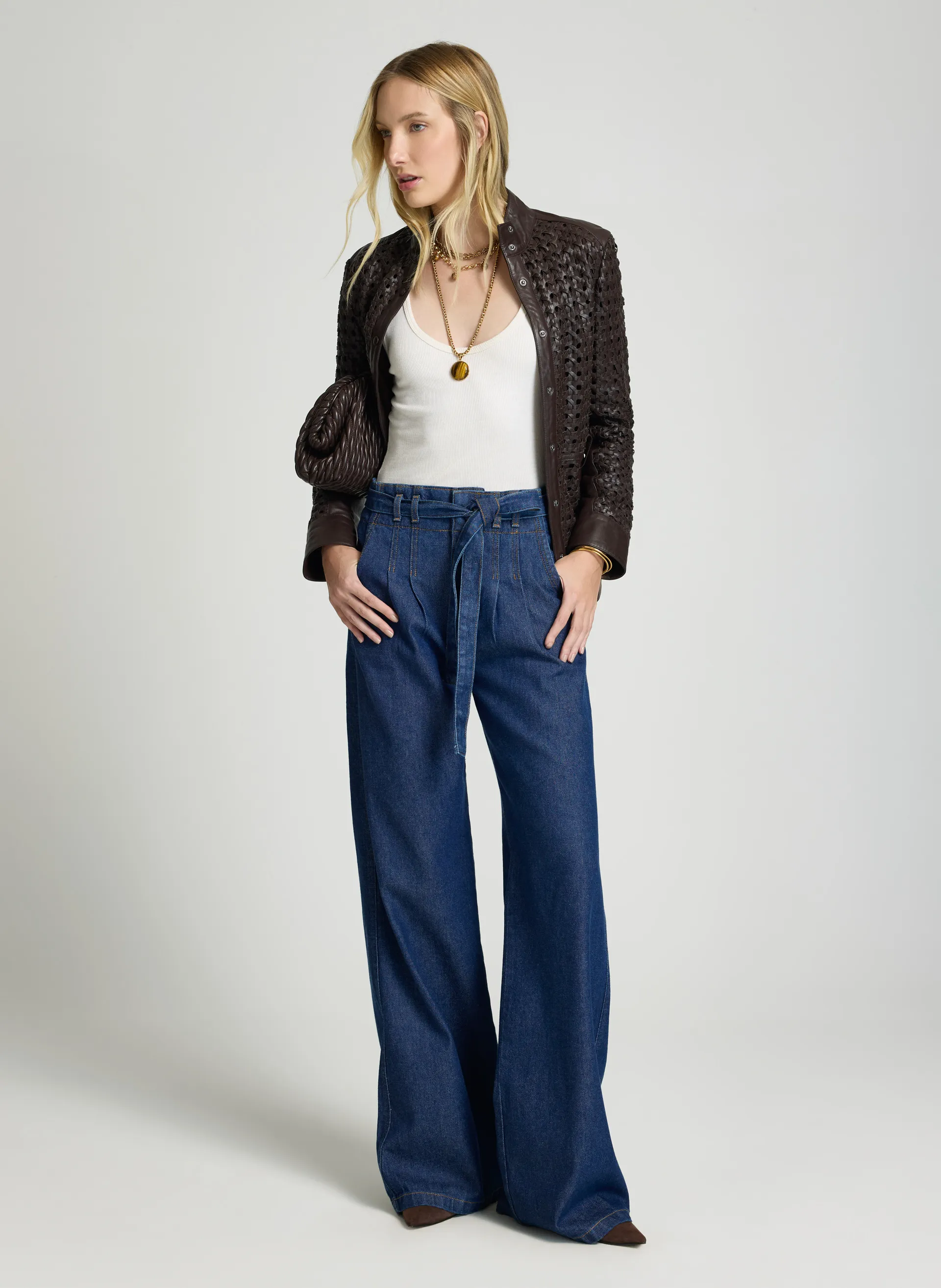 Calça Jeans Wide Leg Azul Escuro com Cinto Faixa e Pregas